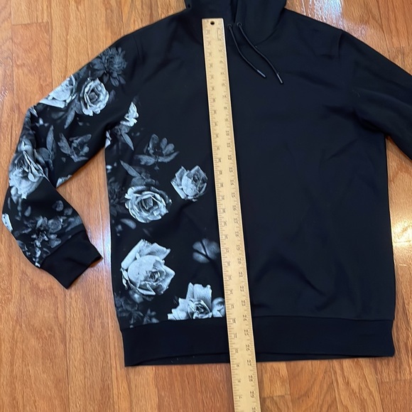 A Preowned H & M Woman size medium black and white Sweatshirt Hoodie with flower - Picture 7 of 12